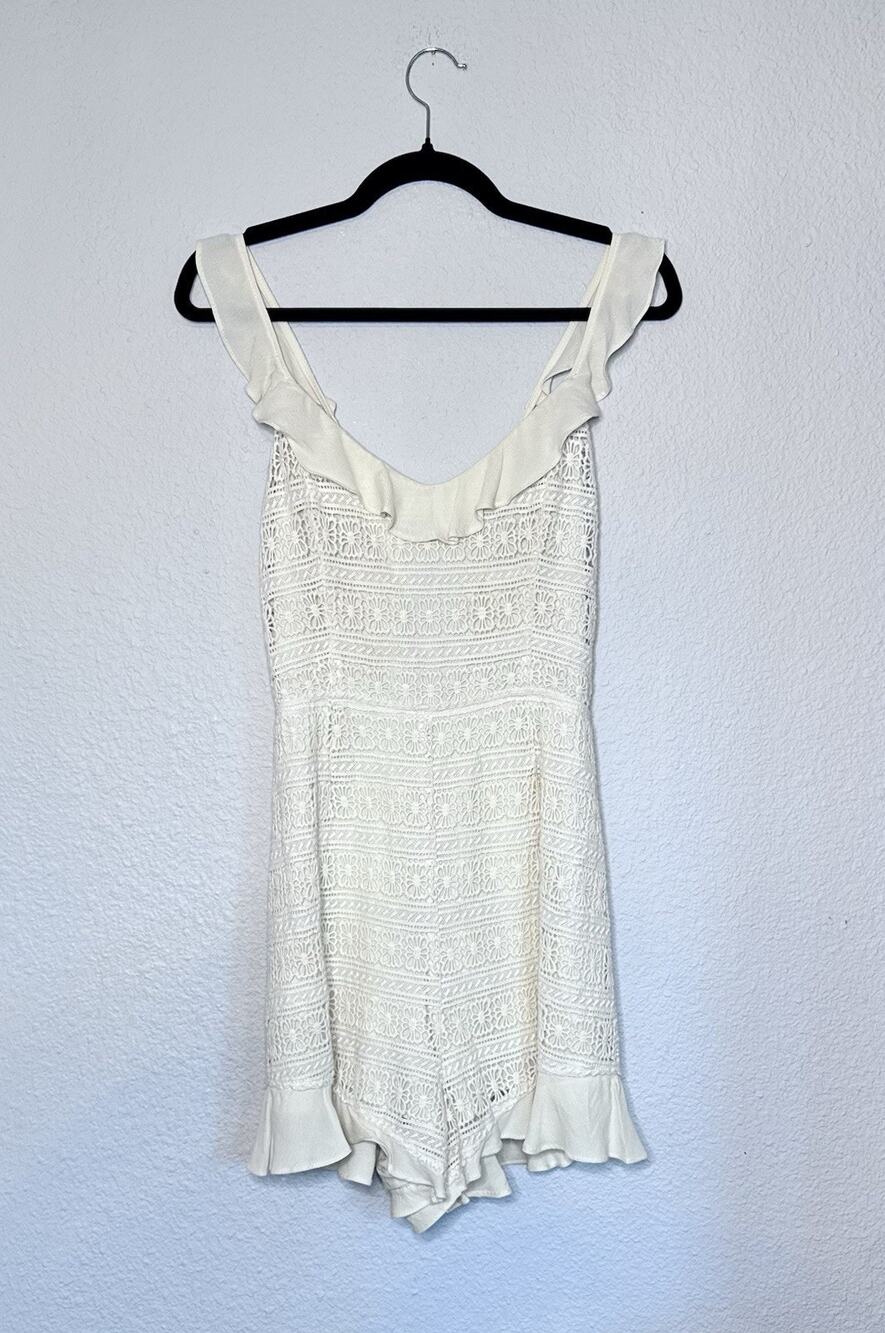 ASTR The Label Women’s SZ M Crochet Cream Romper Ruffle Lace Open Back Shorts